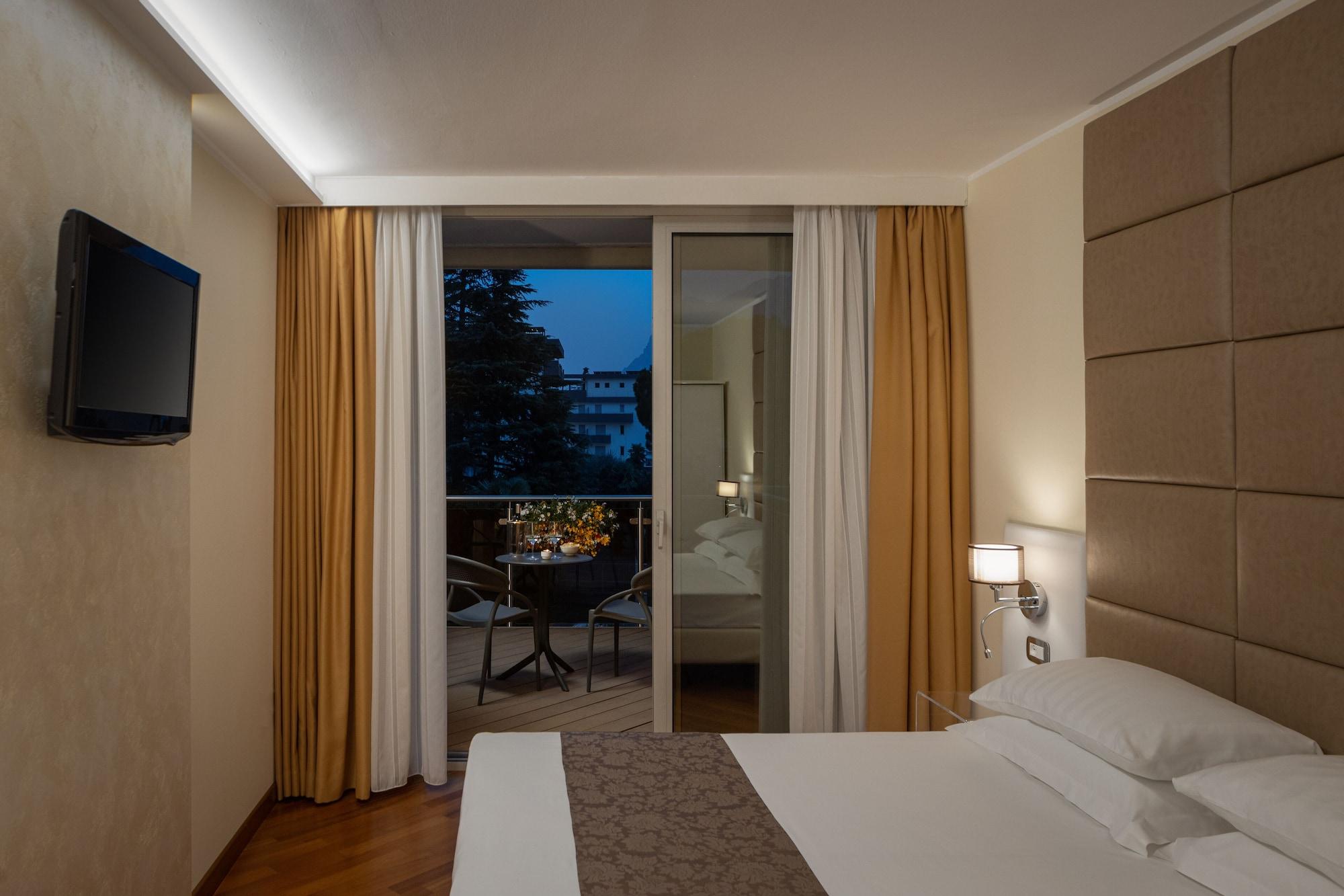 Hotel Savoy Palace - Tonelli Hotels Рива-дель-Гарда Екстер'єр фото